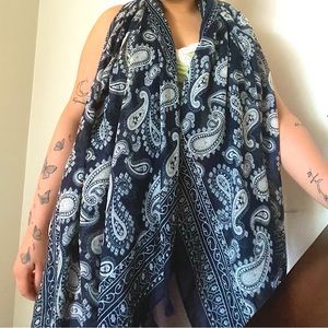 White & Blue Floral Scarf - Écharpe fleuris bleu & blanc 25$